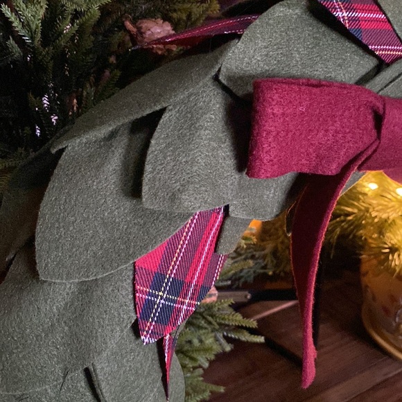 Pottery Barn Kids Whimsical and Festive Plaid Felt Wreath Decor - Picture 6 of 14